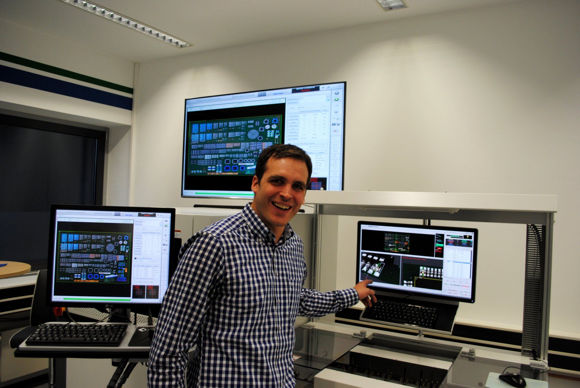Service and application manager Markus Neuner in front of Koh Young systems