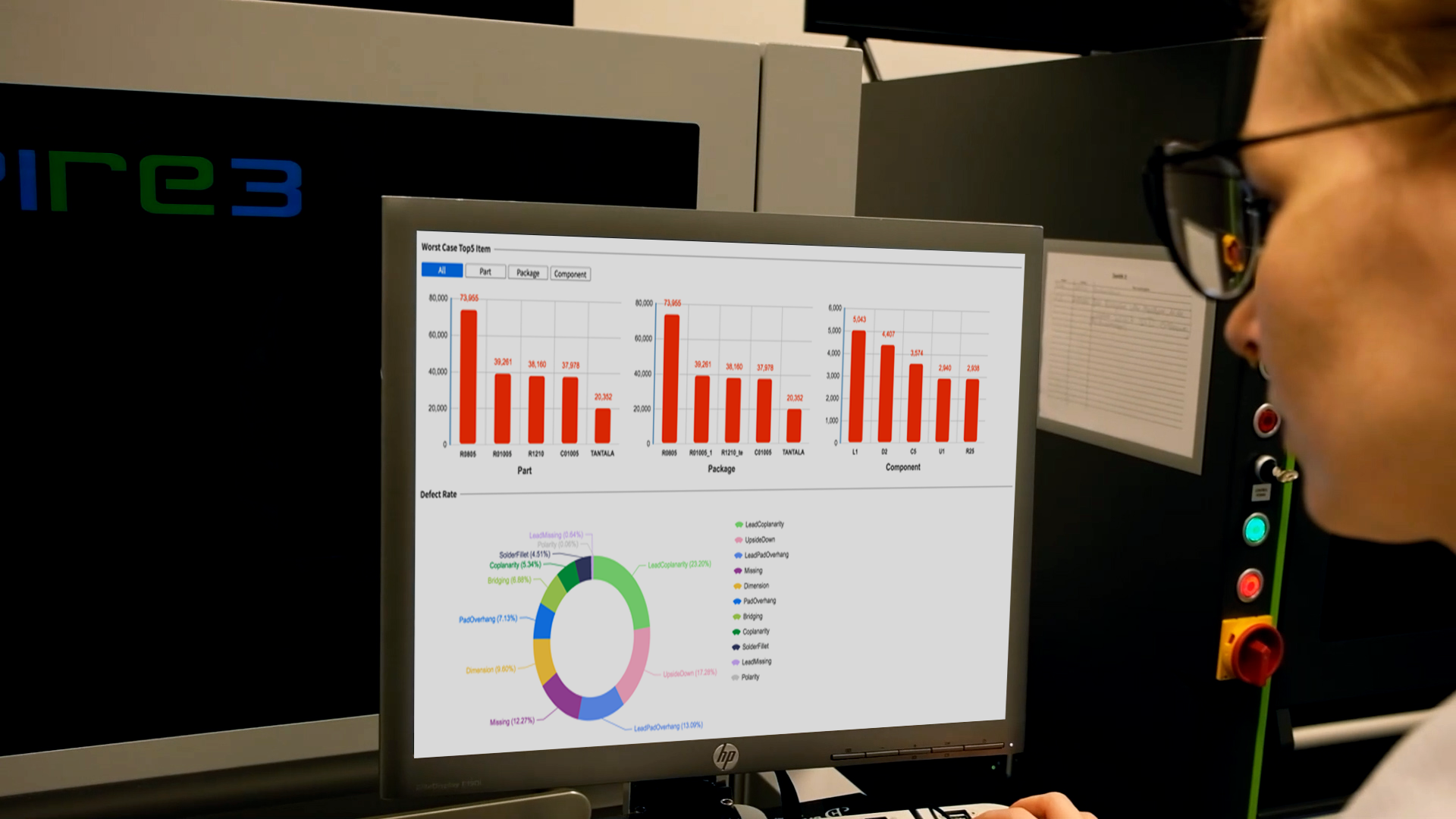 Bedienerin am Koh Young SPI; statistische Prozesskontrolle am SPI Bildschirm