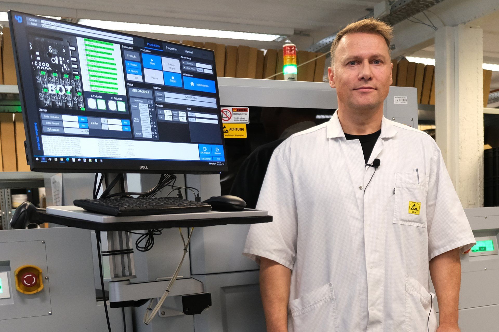 Operator in front of the laser marker from YJ LINK