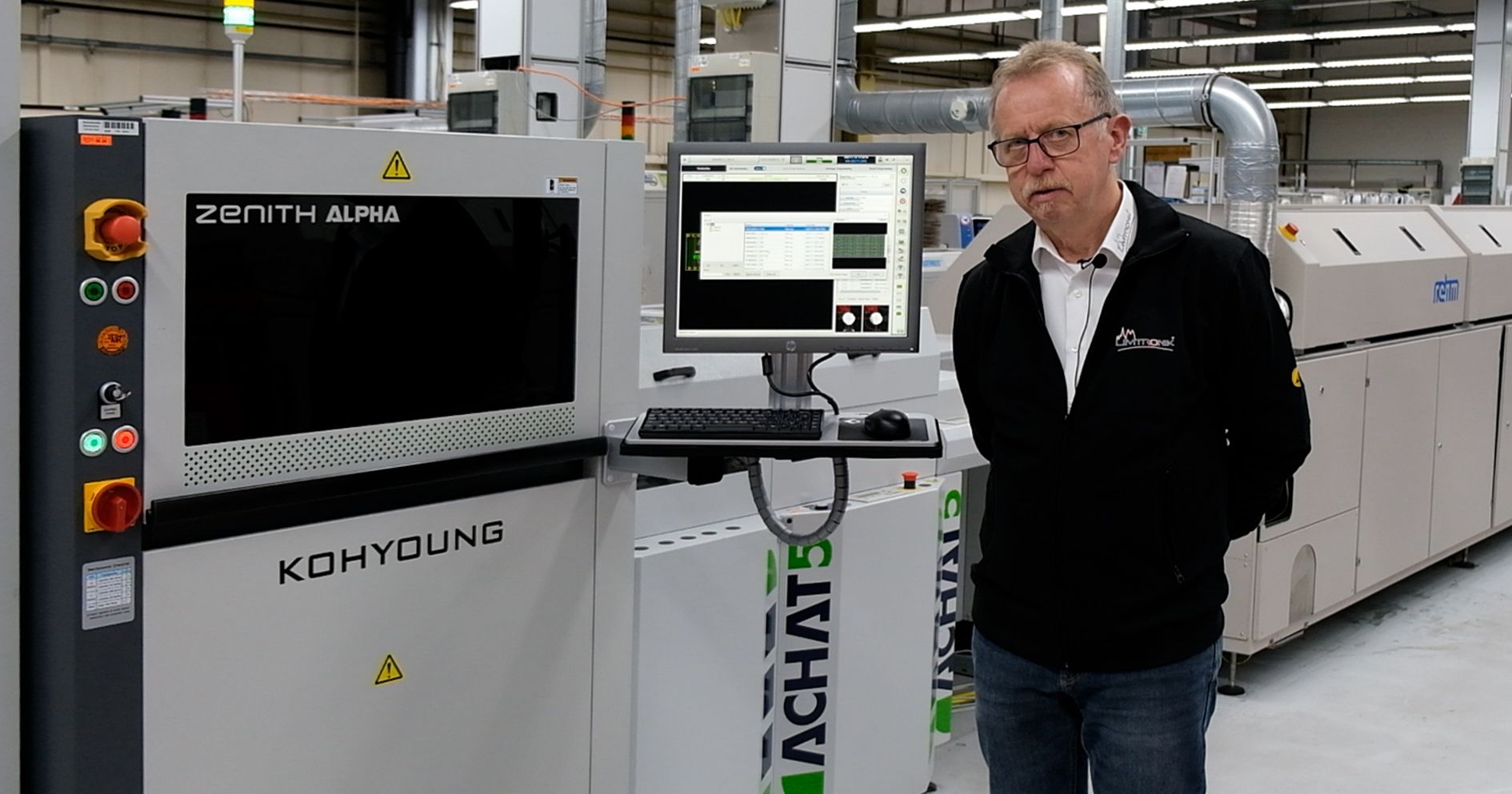 Technologe Dieter Jung von Limtronik vor dem Koh Young 3D AOI Zenith Alpha