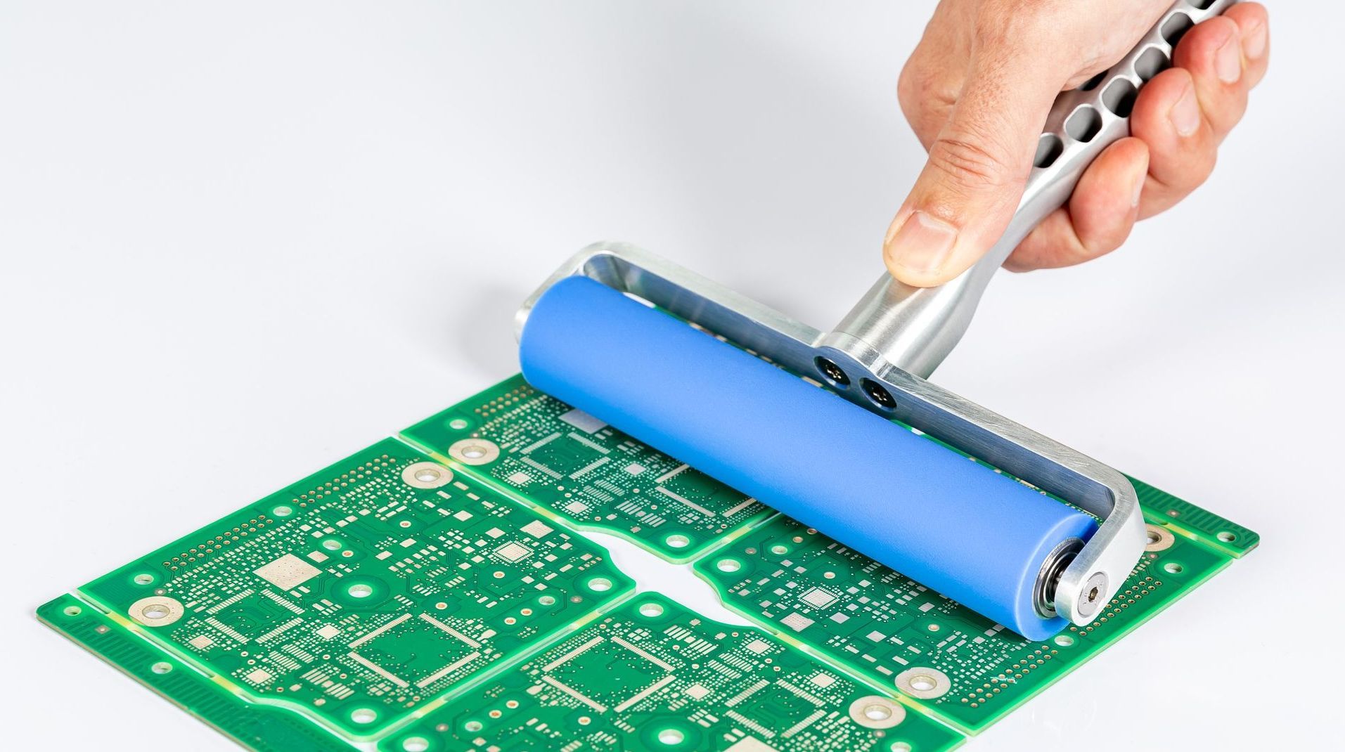 Manual contact cleaning of a circuit board