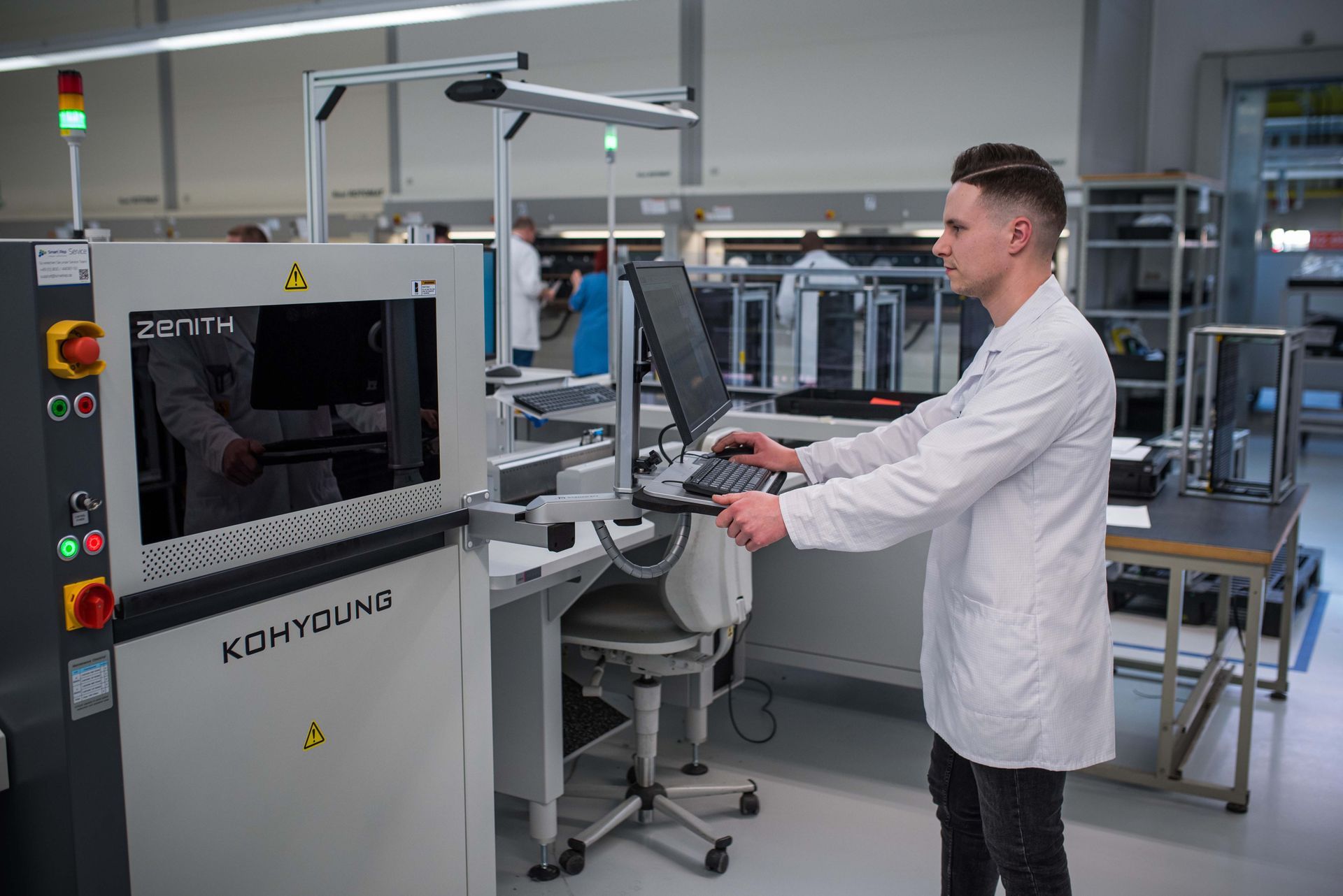 Programmierer Tom Freitag am 3D AOI Zenith beim Elektronikfertiger ML&S