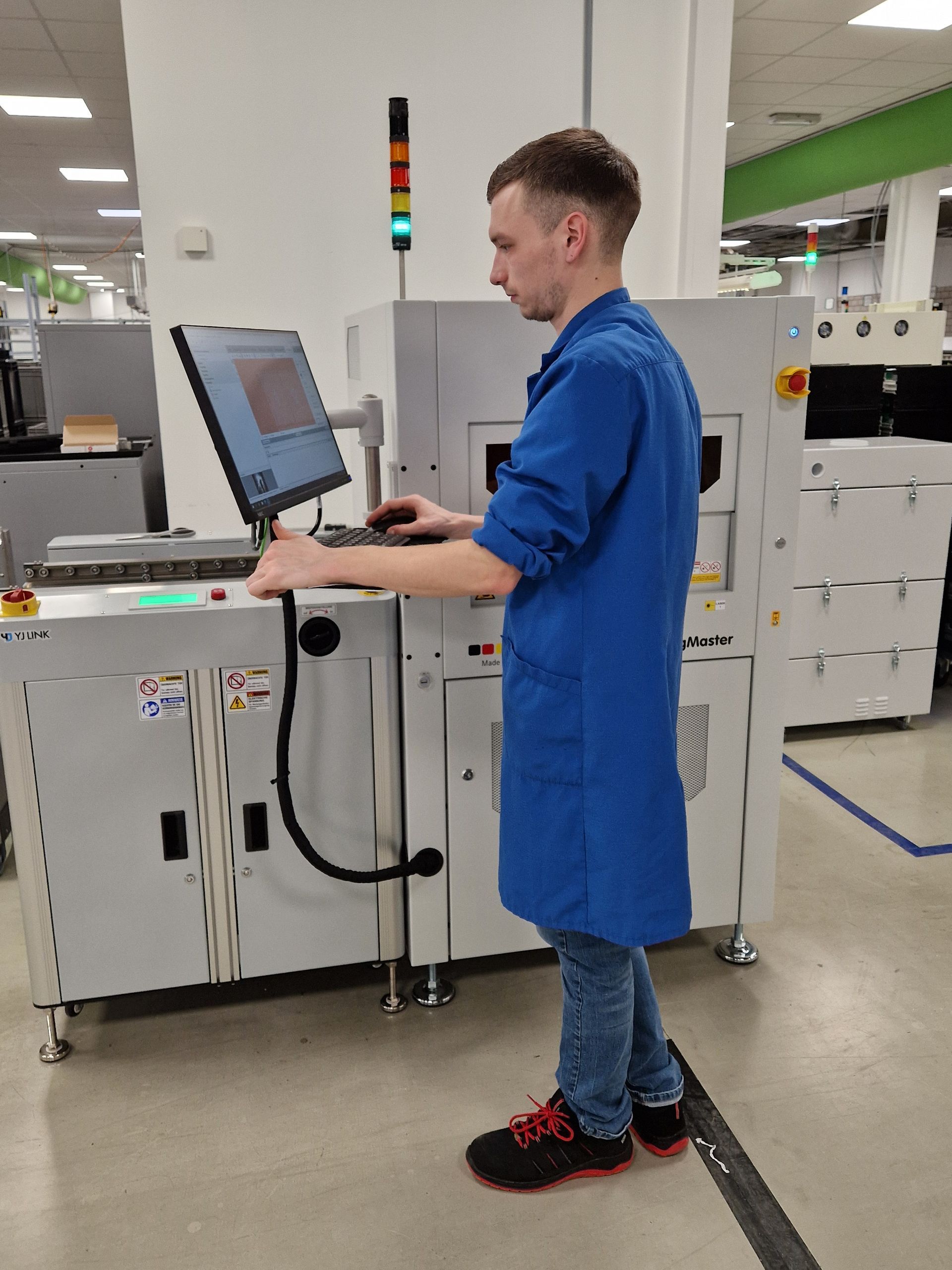 Bediener am CuttingMaster von LPKF bei Scanfil Electronics