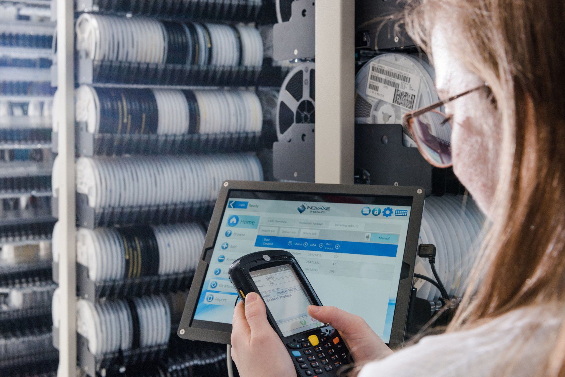 Bedienerin vor den smarten Lagerlösungen von Inovaxe
