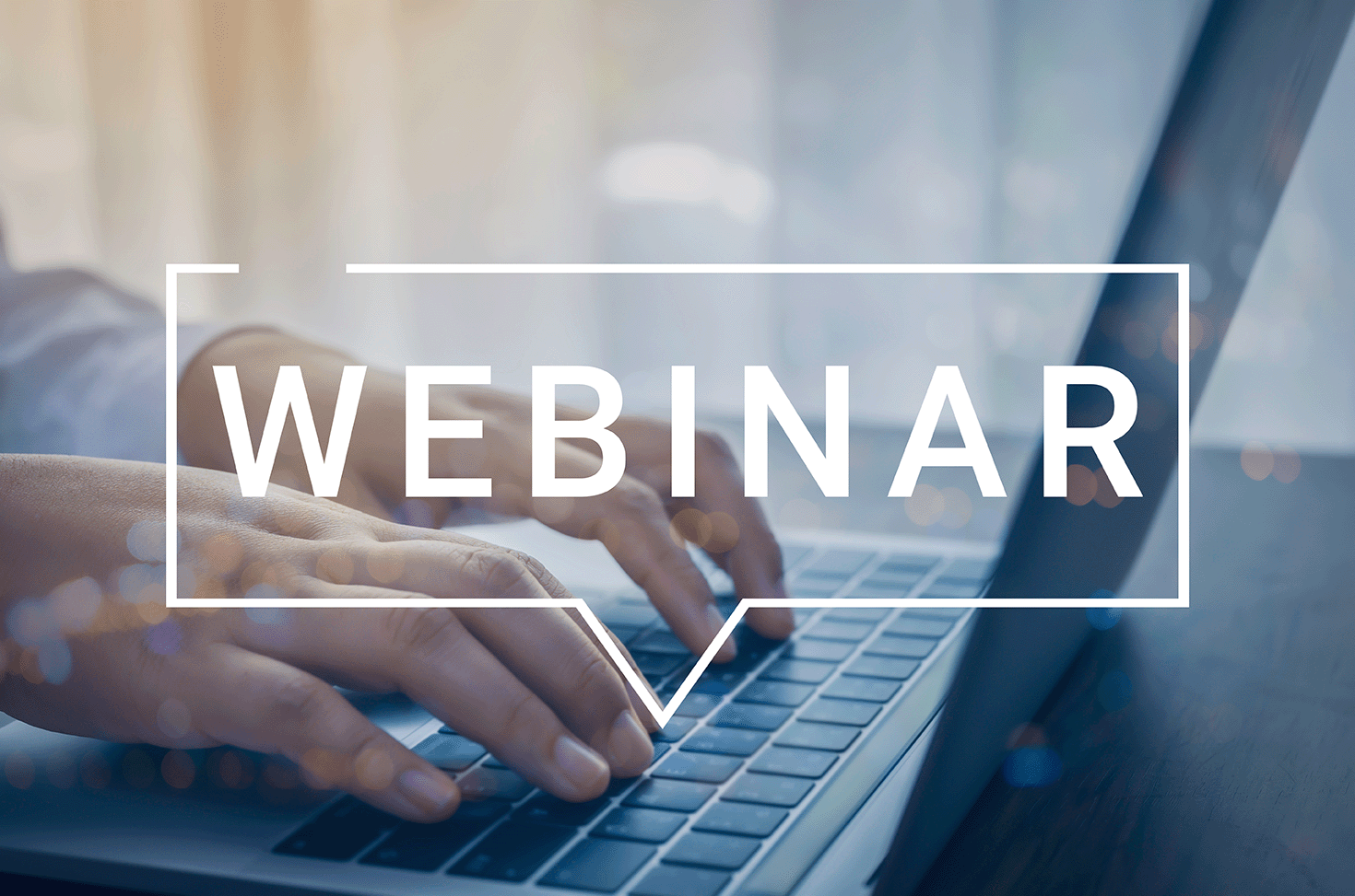 Bild von Händen auf Tastatur, Sprechblase mit Aufschrift