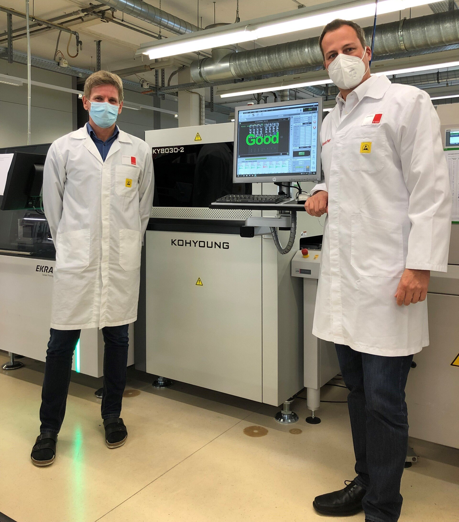 Andreas Keller von SmartRep und Wolfram Ebner vor dem Koh Young 3D SPI bei Iftest