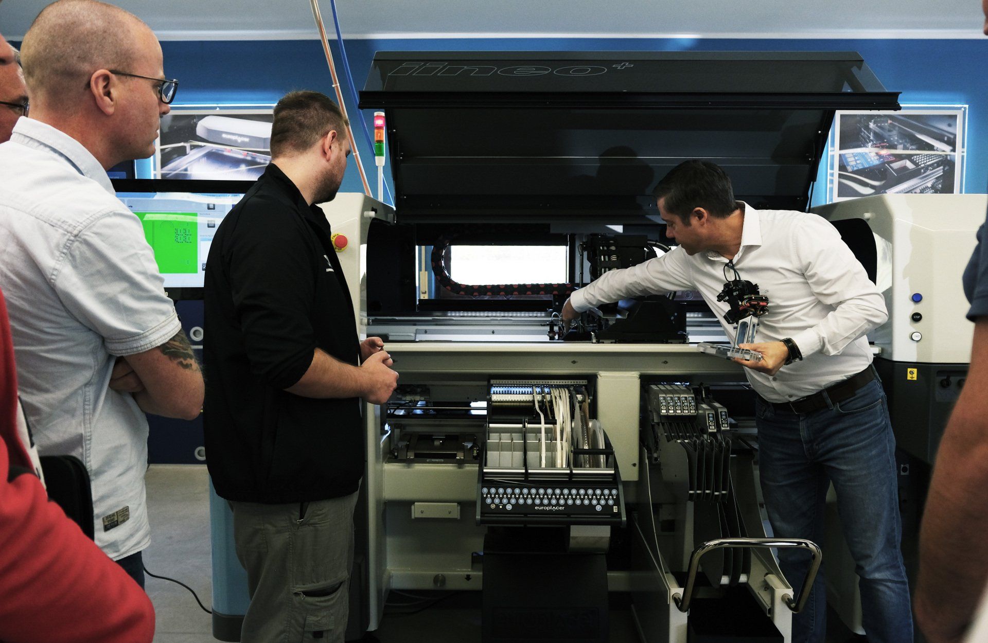 Eventteilnehmer nehmen das Innenleben eines Europlacer Bestückers unter die Lupe