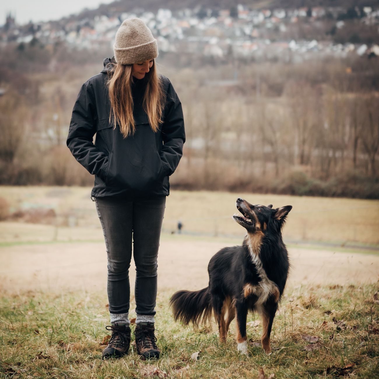 Mitarbeiterin mit Hund aussenaufnahme
