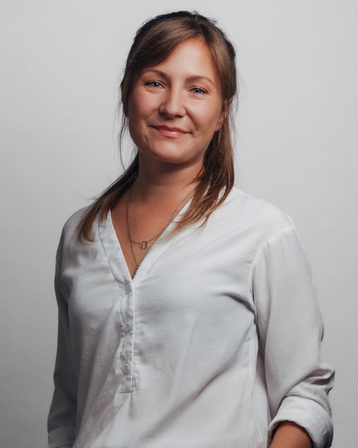 Ein Mitarbeiterinnen Portrait der Versicherungs und Immobilienmakler Firma KOBRA aus Gelnhausen