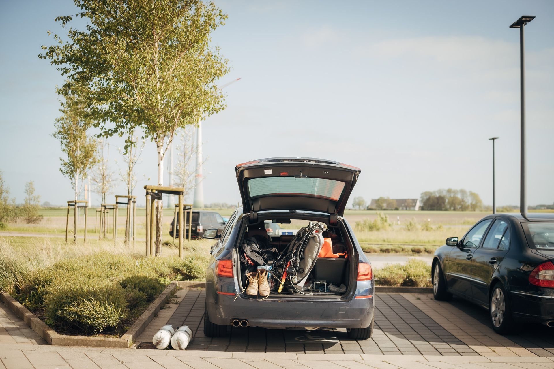 Ein Wagen der Taucher mit Ausrüstung