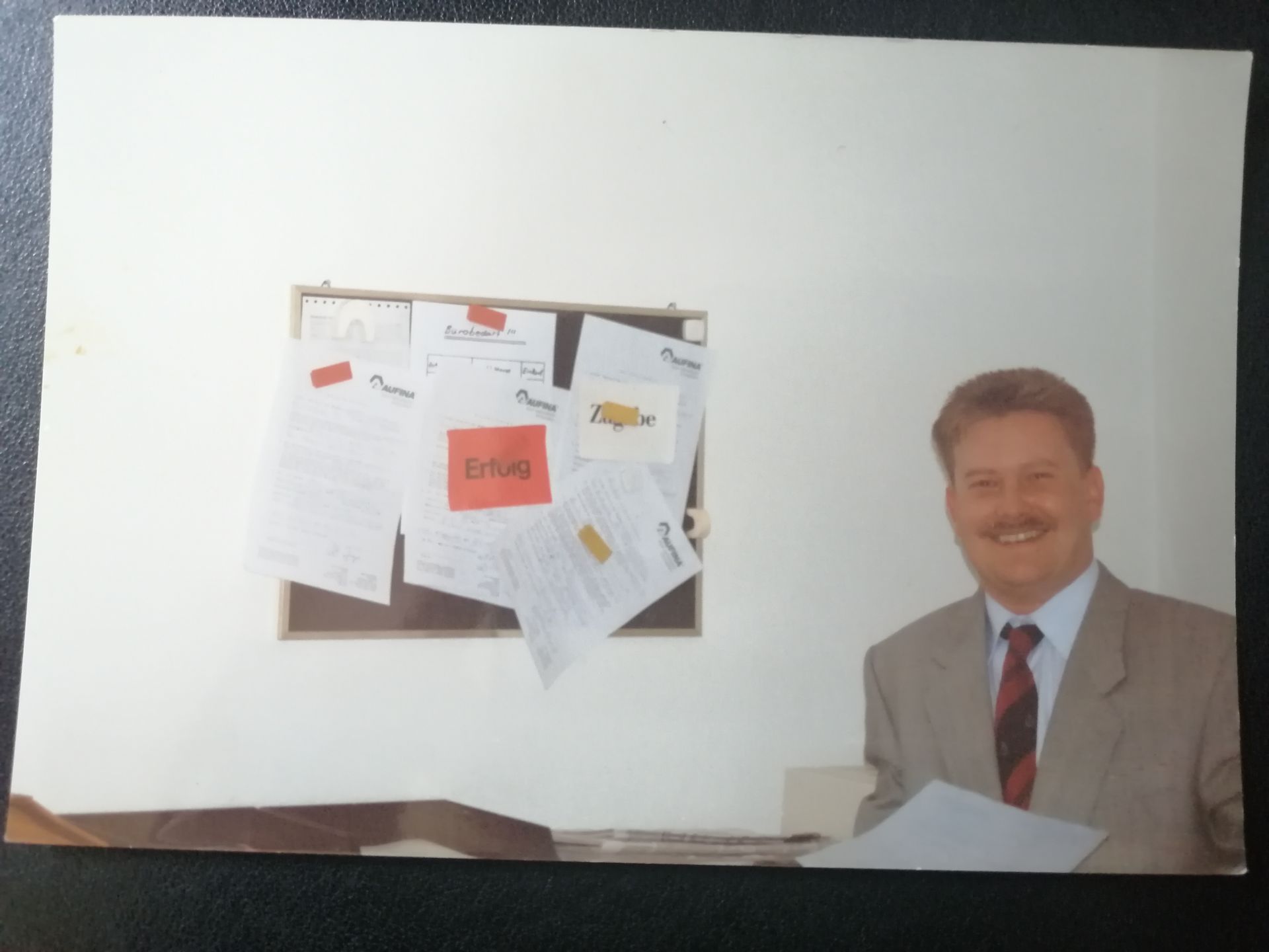 Der Geschäftsführer misst eine Tür Zarge mit einem Metermaß