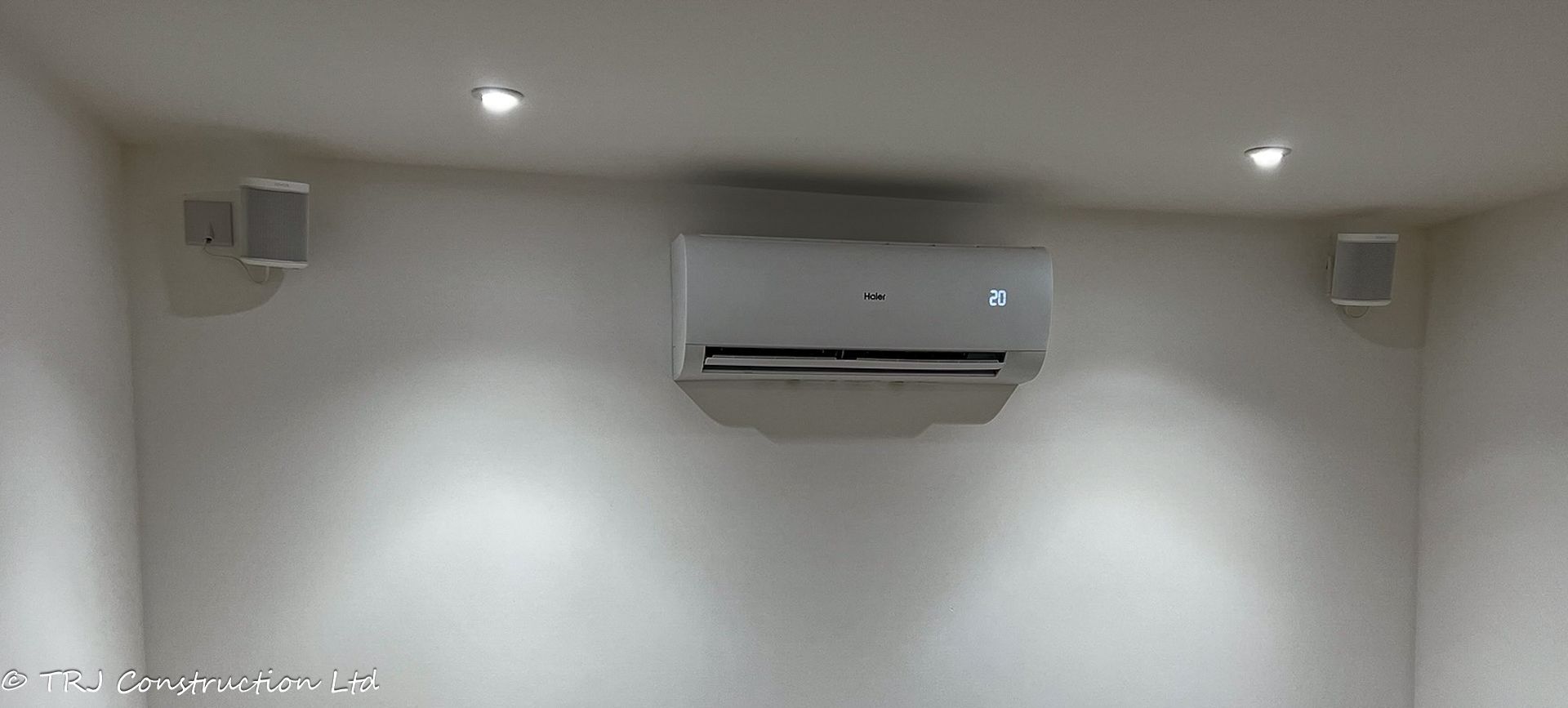 Air conditioning system installed with advanced air purification features