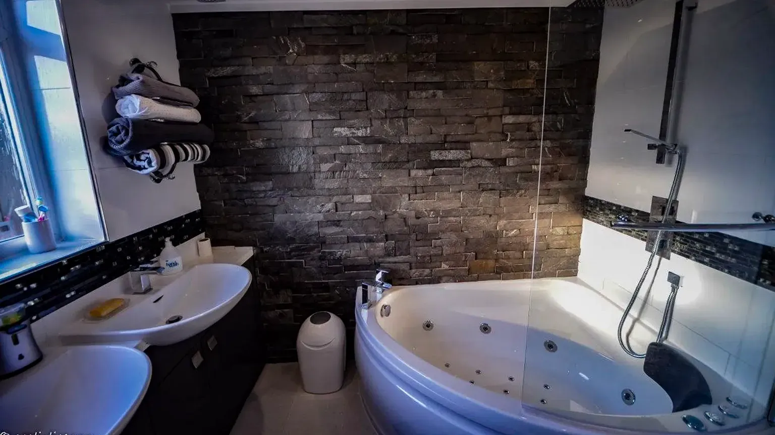 Annexe interior with bathroom and kitchen fit-out options