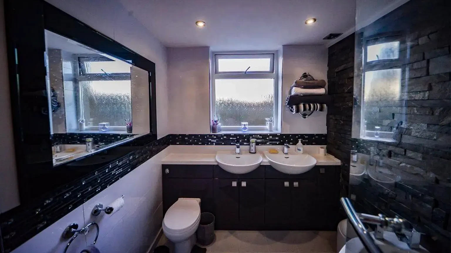 Garden annexe with shower room and internal fit-out
