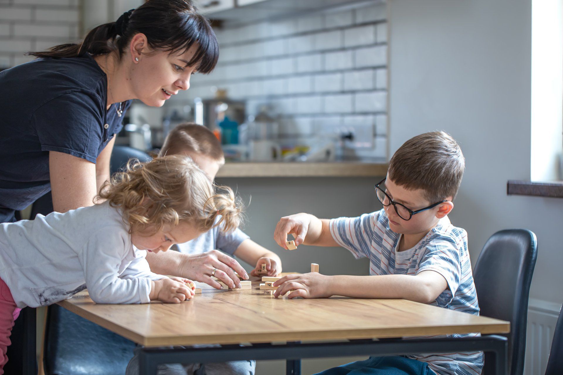 Niños jugando a juegos de mesa. Estimulación lenguaje.