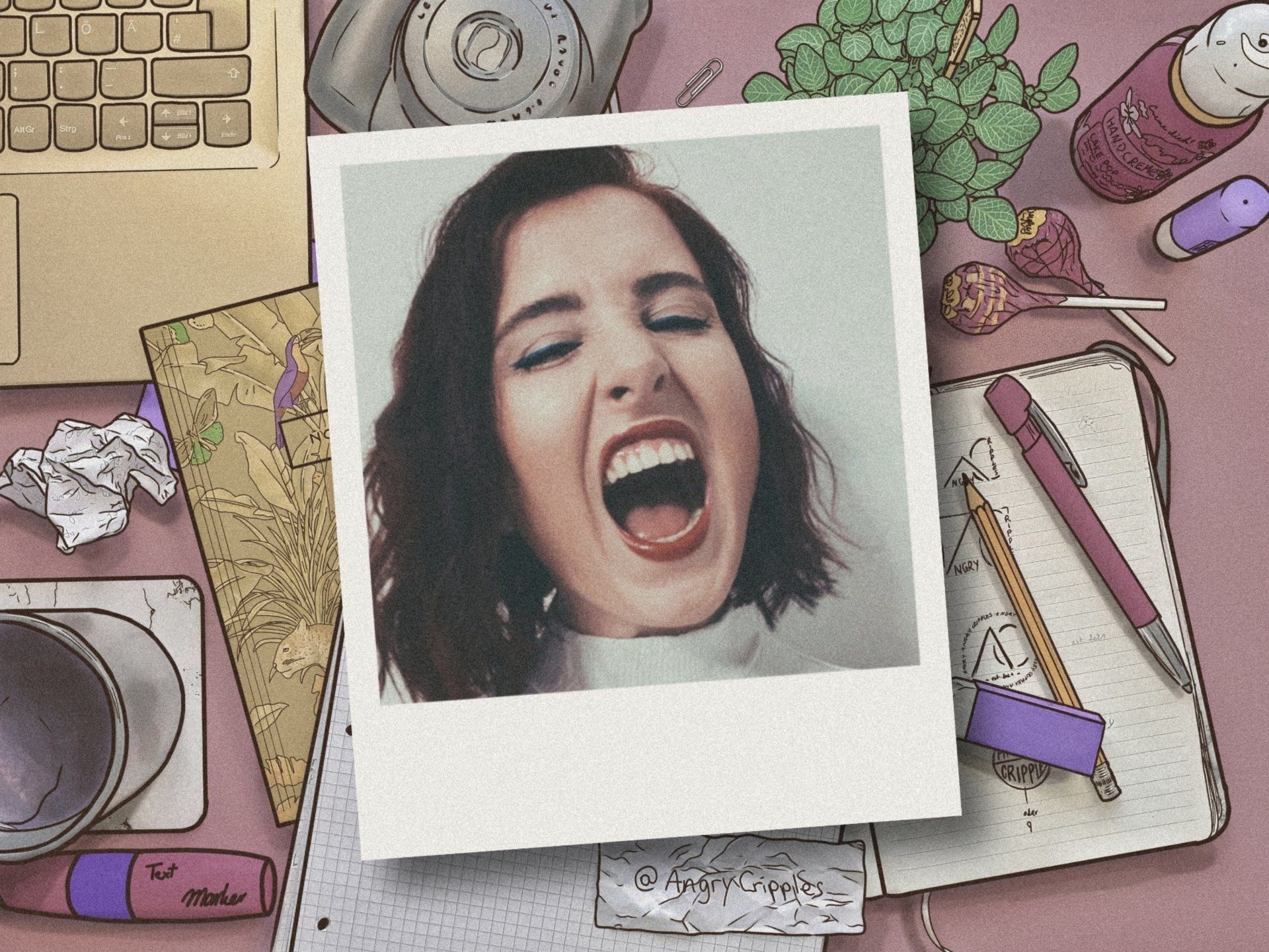 Zeichnung in Vogelperspektive von einem Tisch mit Laptop, Polaroid Kamera, einer Pflanze Papier und Stiften und Kram. In der Mitte ein Polaroid von Luisa, einer weißen Frau roten lockigen Haaren, Sie schreit auf dem Bild.