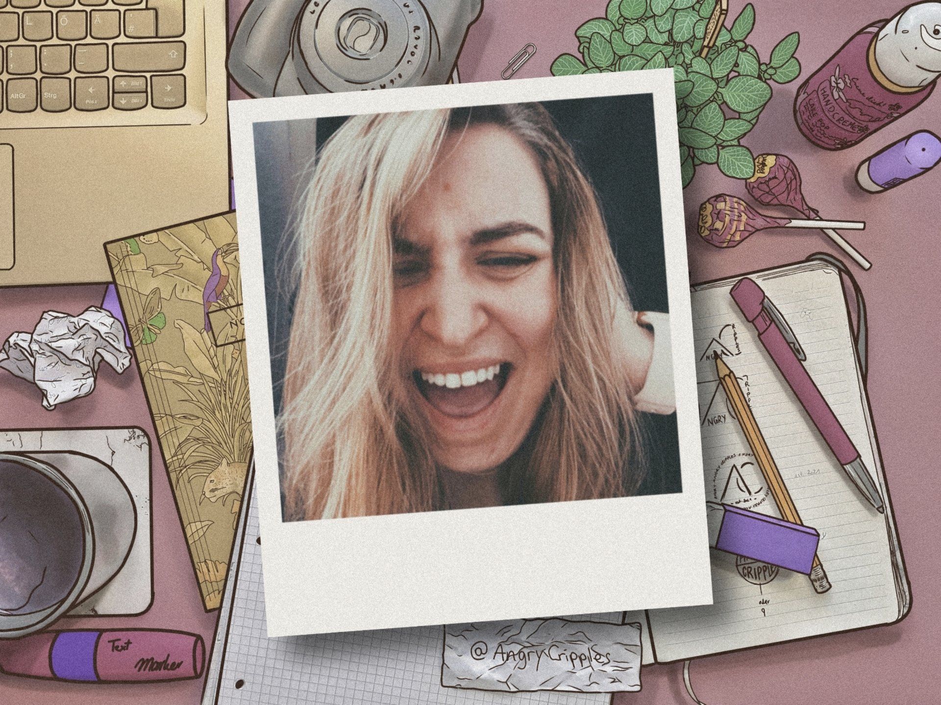 Zeichnung in Vogelperspektive von einem Tisch mit Laptop, Polaroid Kamera, einer Pflanze Papier und Stiften und Kram. In der Mitte ein Polaroid von Alina, einer weißen Frau mit braunen Haaren mit hellen Strähnen, Sie schreit auf dem Bild.