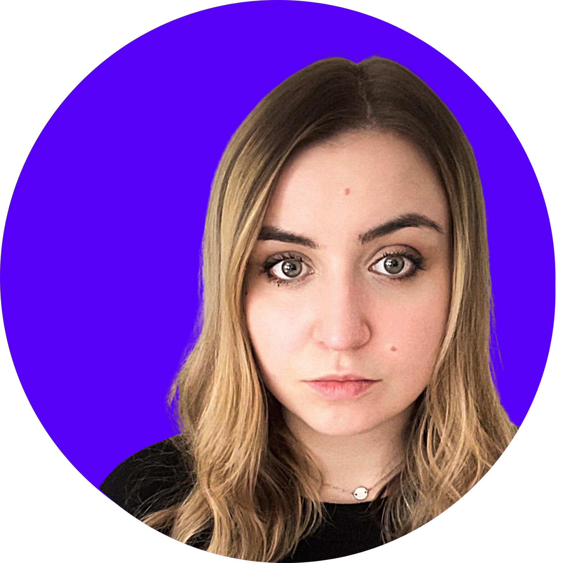 Ein Kreis in grellem blau. Davor ein Foto von Alina, einer weißen Frau Ende 20 mit mittellangen braun/blonden Haaren. Sie trägt ein schwarzes Oberteil und eine silberne Kette. Sie schaut neutral in die Kamera.