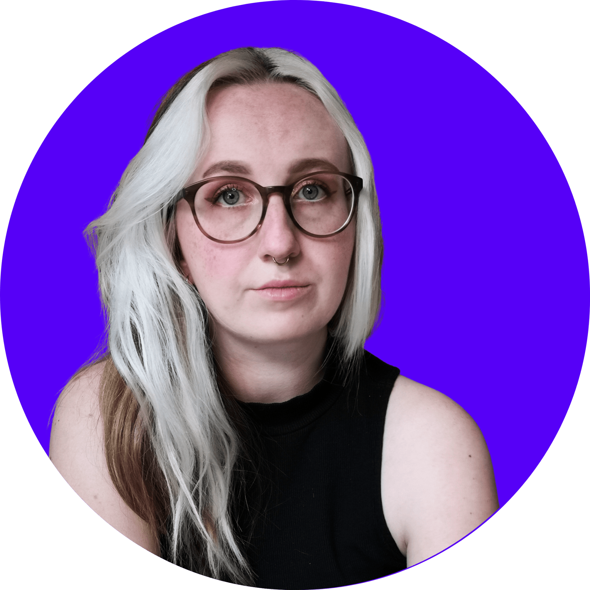 Ein Kreis in grellem blau. Davor ein Foto von Evilina, einer weißen FLINTA* Ende 20 mit langen dunkelblonden Haaren, wobei die vorderen Strähnen weißblond sind. Sie trägt ein ärmelloses schwarzes Top, ein Septum-Piercing in der Nase und eine braune runde Brille. Sie schaut neutral in die Kamera.