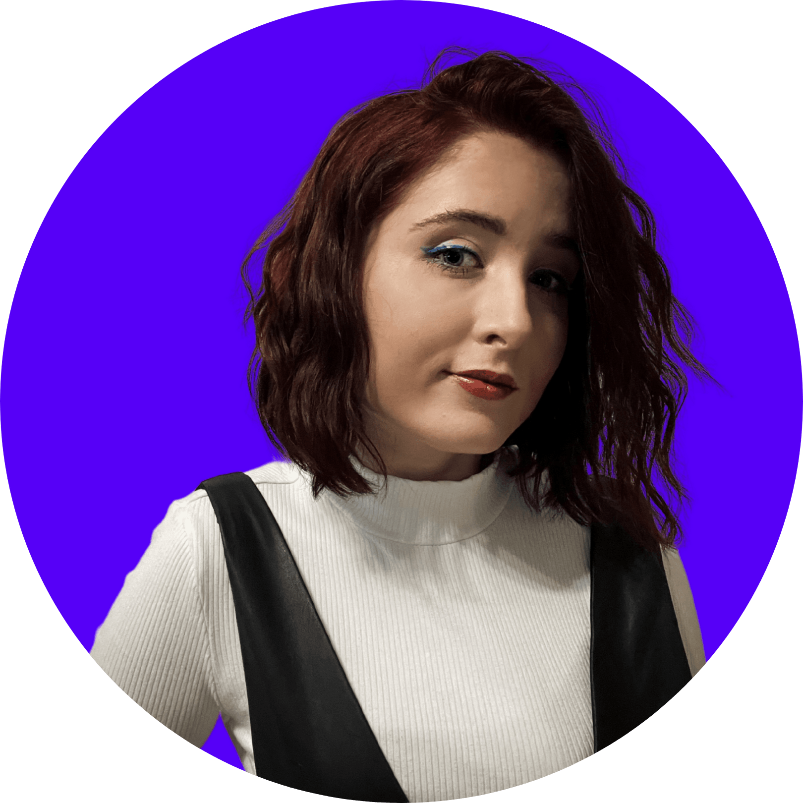 Ein Kreis in grellem blau. Davor ein Foto von Luisa, einer weißen Frau Mitte 20 mit dunkelroten welligen Haaren, die ihr knapp bis zu den Schultern gehen. Sie trägt einen weißen Rollkragenpullover und ein schwarzes Kunstleder-Kleid mit breiten Trägern darüber. Sie hält einen Arm angewinkelt und schaut neutral in die Kamera.