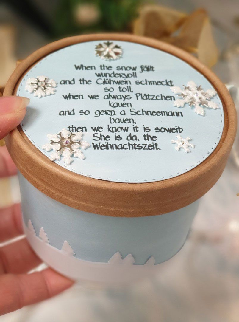 Selbstgebastelte weihnachtliche Plätzchen Verpackung. Dose mit witzigem Weihnachtsspruch.