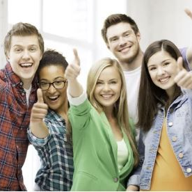 Jóvenes felices porque les han aprobado su hipoteca