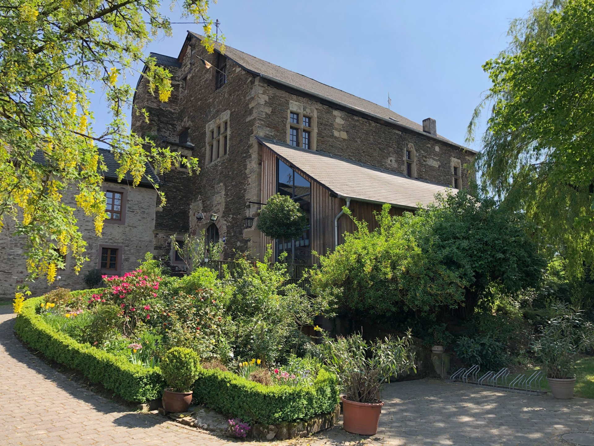 Blick auf die Westseite der Alten Burg Longuich und den Burggarten