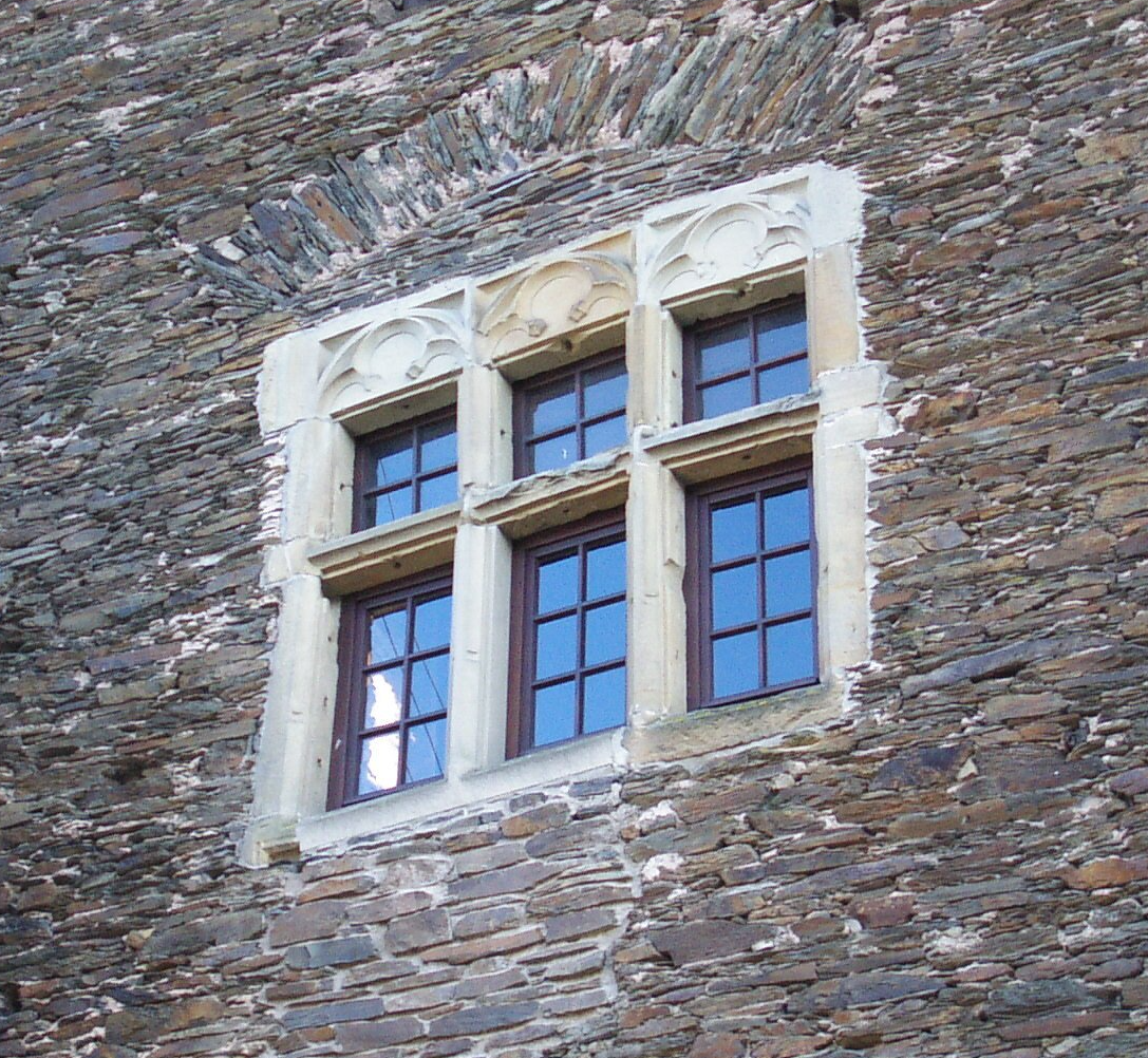 Prachtvolles dreiteiliges Fenster mit typischen spätgotischen Elementen