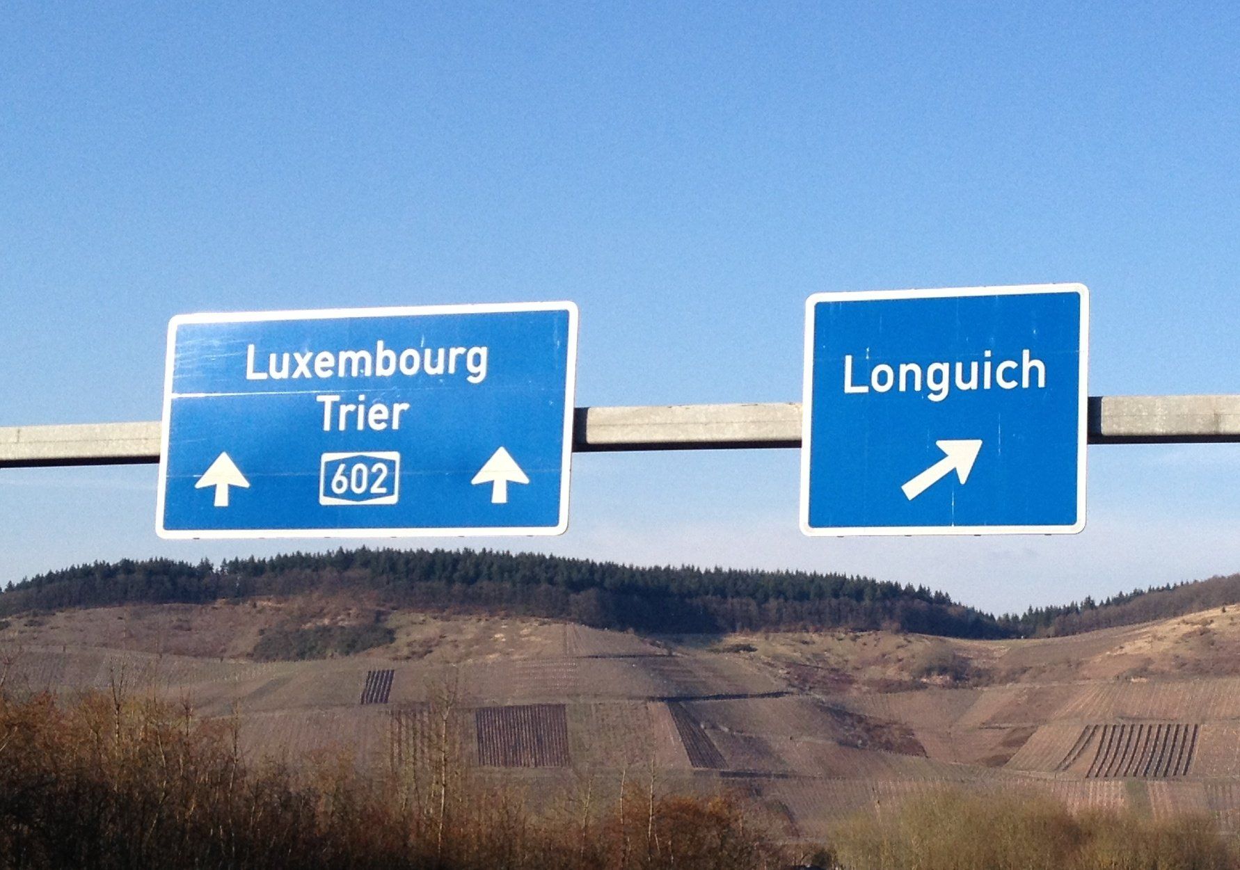 Autobahnwegweiser Longuich, Trier und Luxemburg