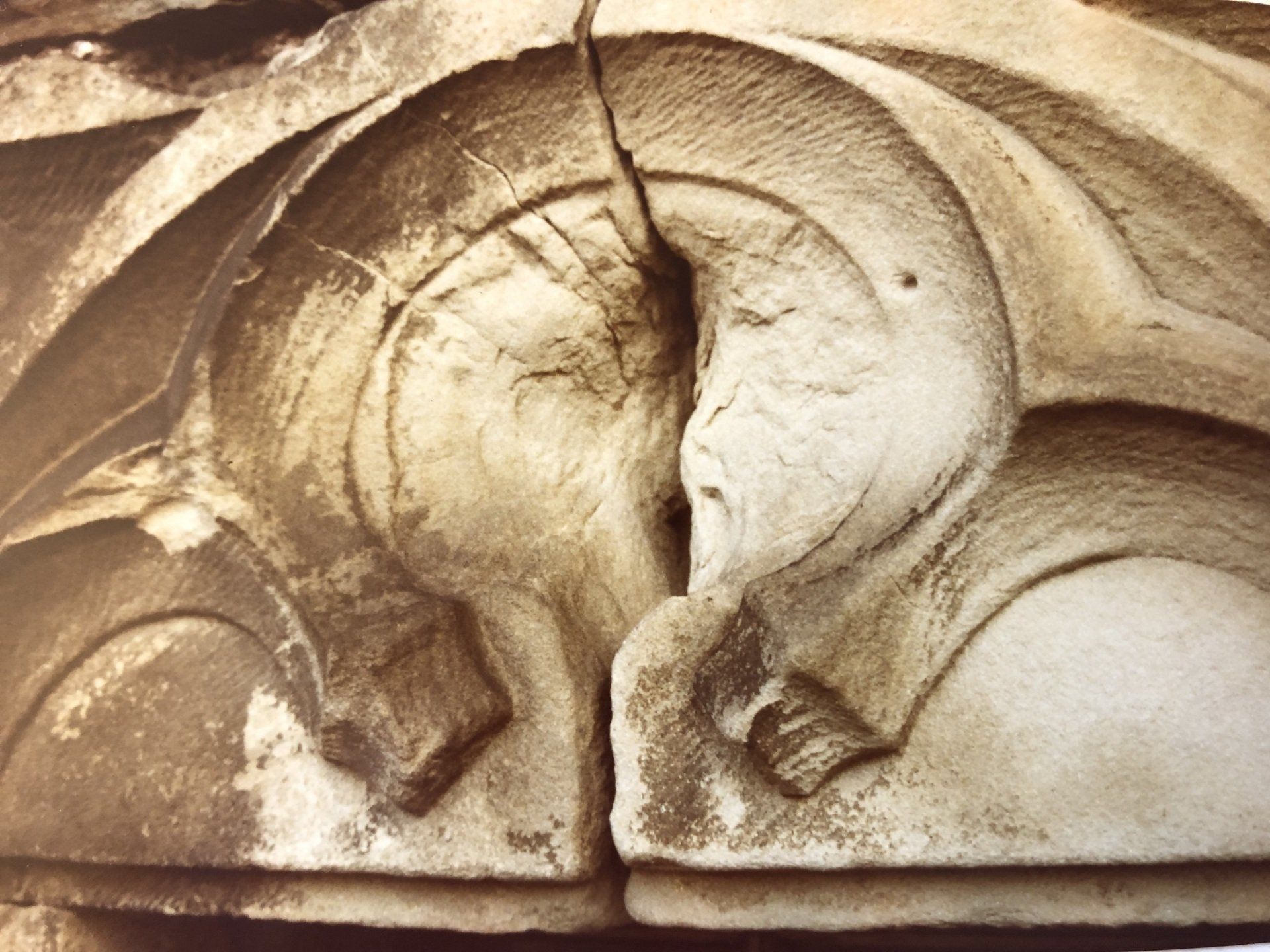 Ein sogenannter kurznasiger, blinder Dreipass aus Sandstein vor der Restaurierung