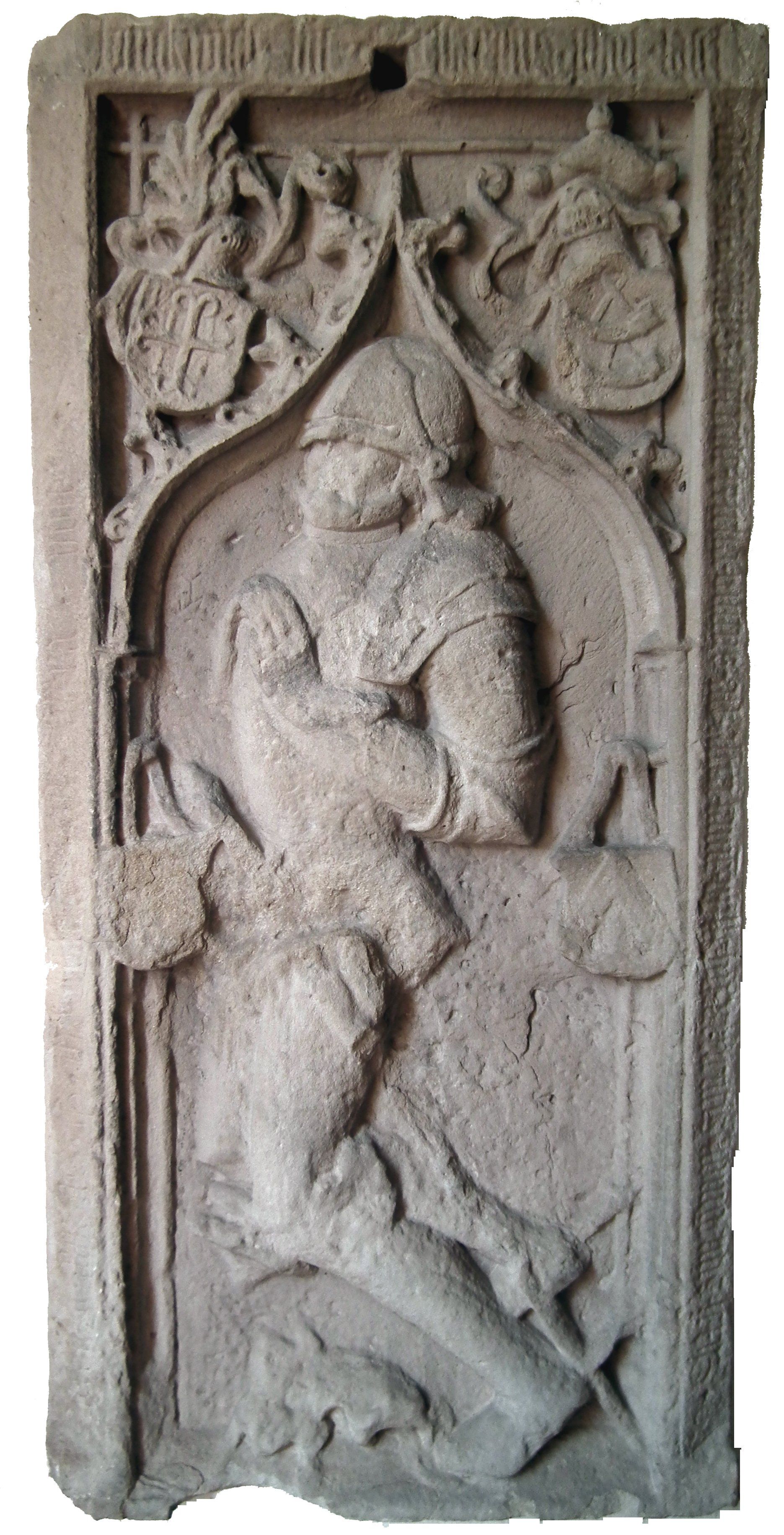 Grabplatte des Gerhard Platt von Longuich von 1496 im Eingangsportal der Longuicher Pfarrkirche St. Laurentius