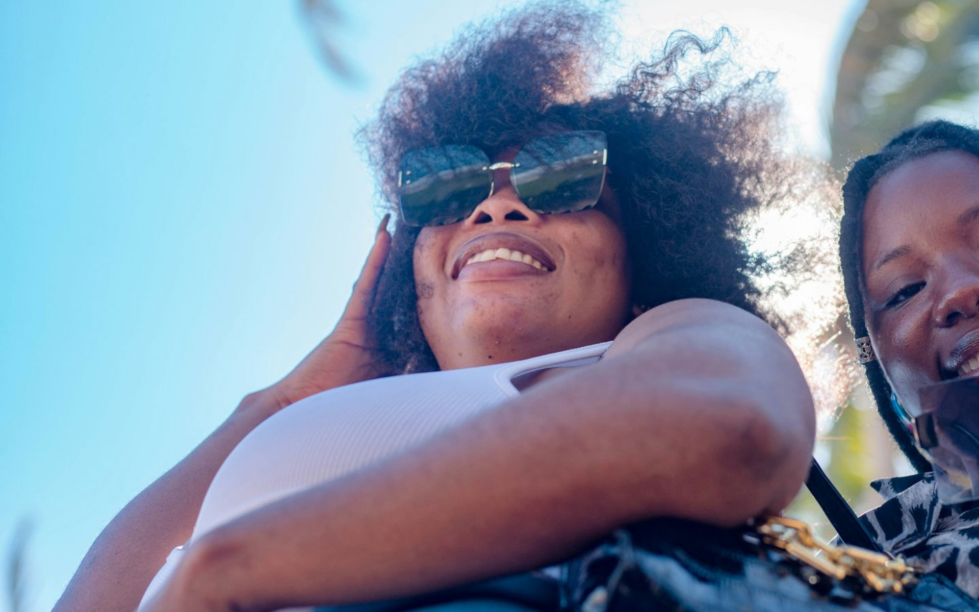 Frau lächelt Froschperspektive