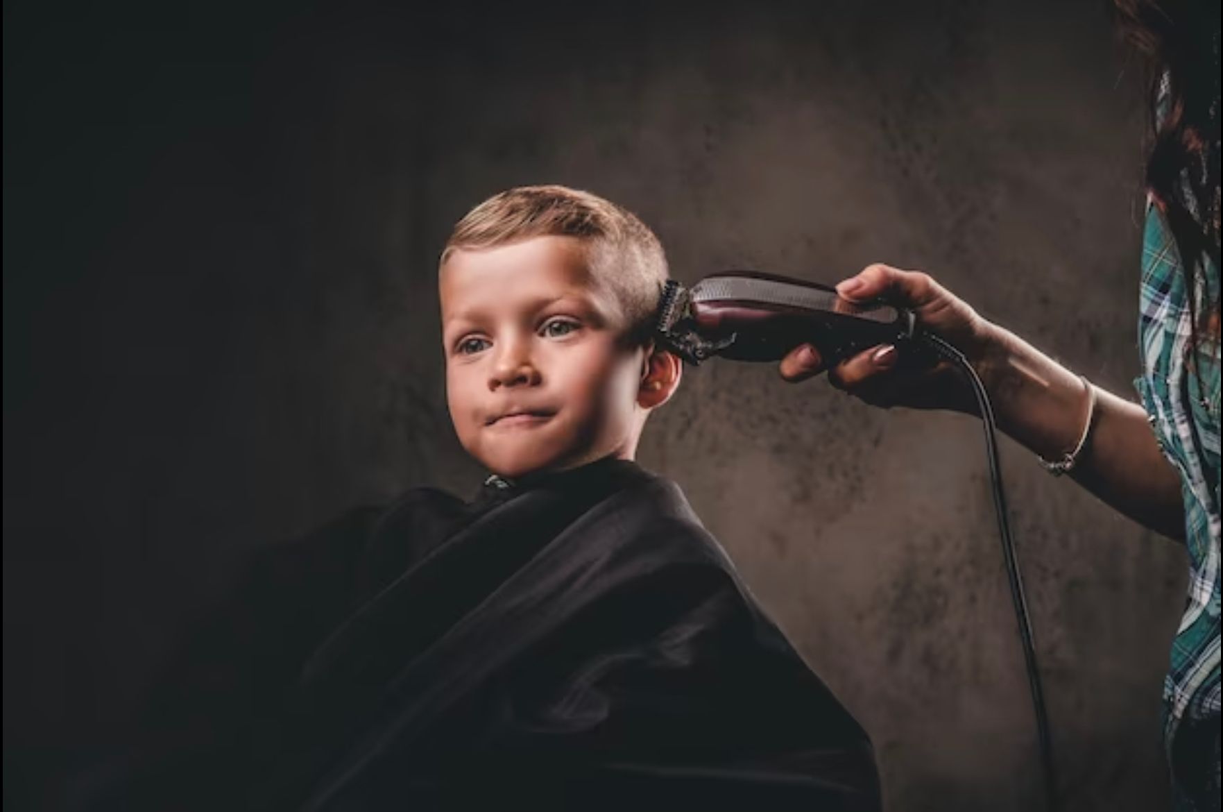 Un enfant qui se fait raser les cheveux
