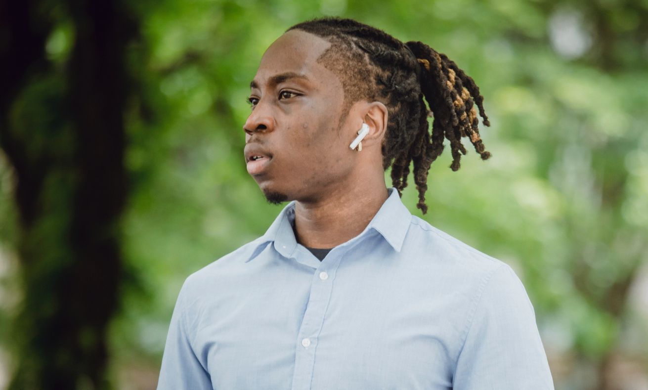 Un jeune homme avec des écouteurs