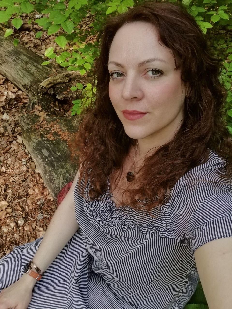 Claudia Lenz | Ausbildung und Einweihung in die weibliche Meisterschaft (Magierin, Hohepriesterin & Herrscherin | Medium & Heilerin).