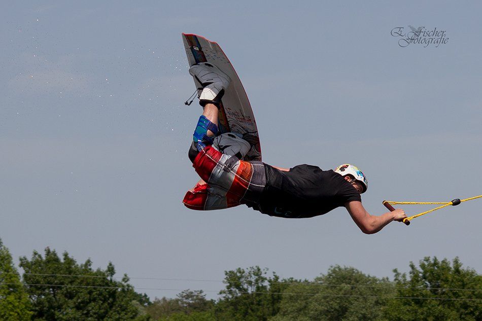 Momente der Bewegung, beim Sport, beim Spaß, beim Spiel im Bild festgehalten. Wakeborder beim Sprung in die Luft.