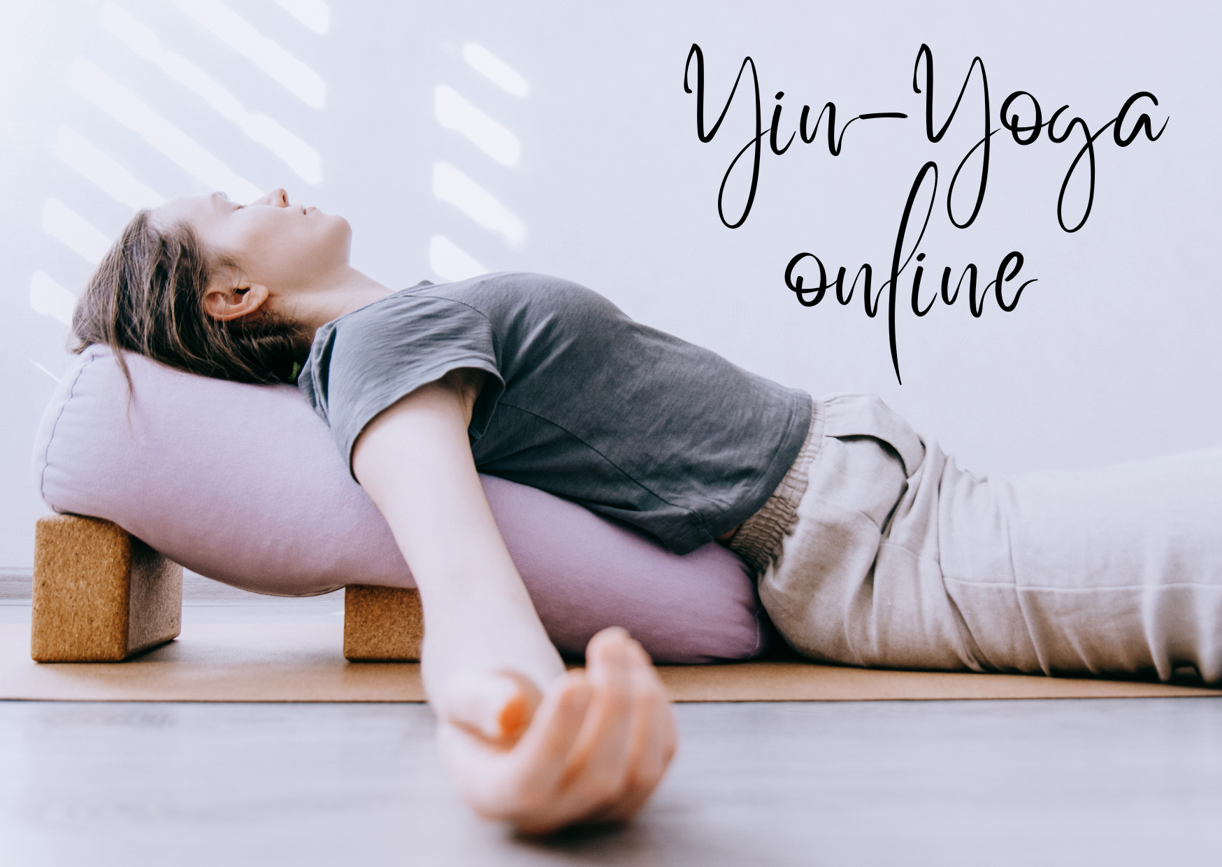 Frau auf Yogabolster