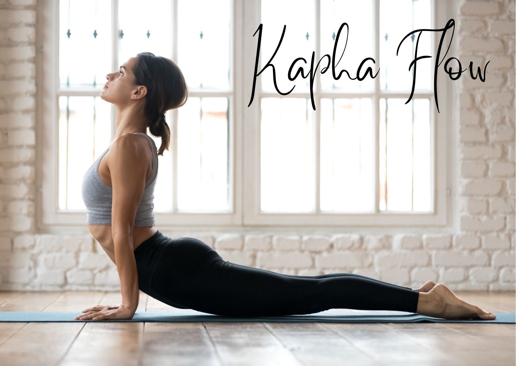 Frau im heraufschauenden Hund