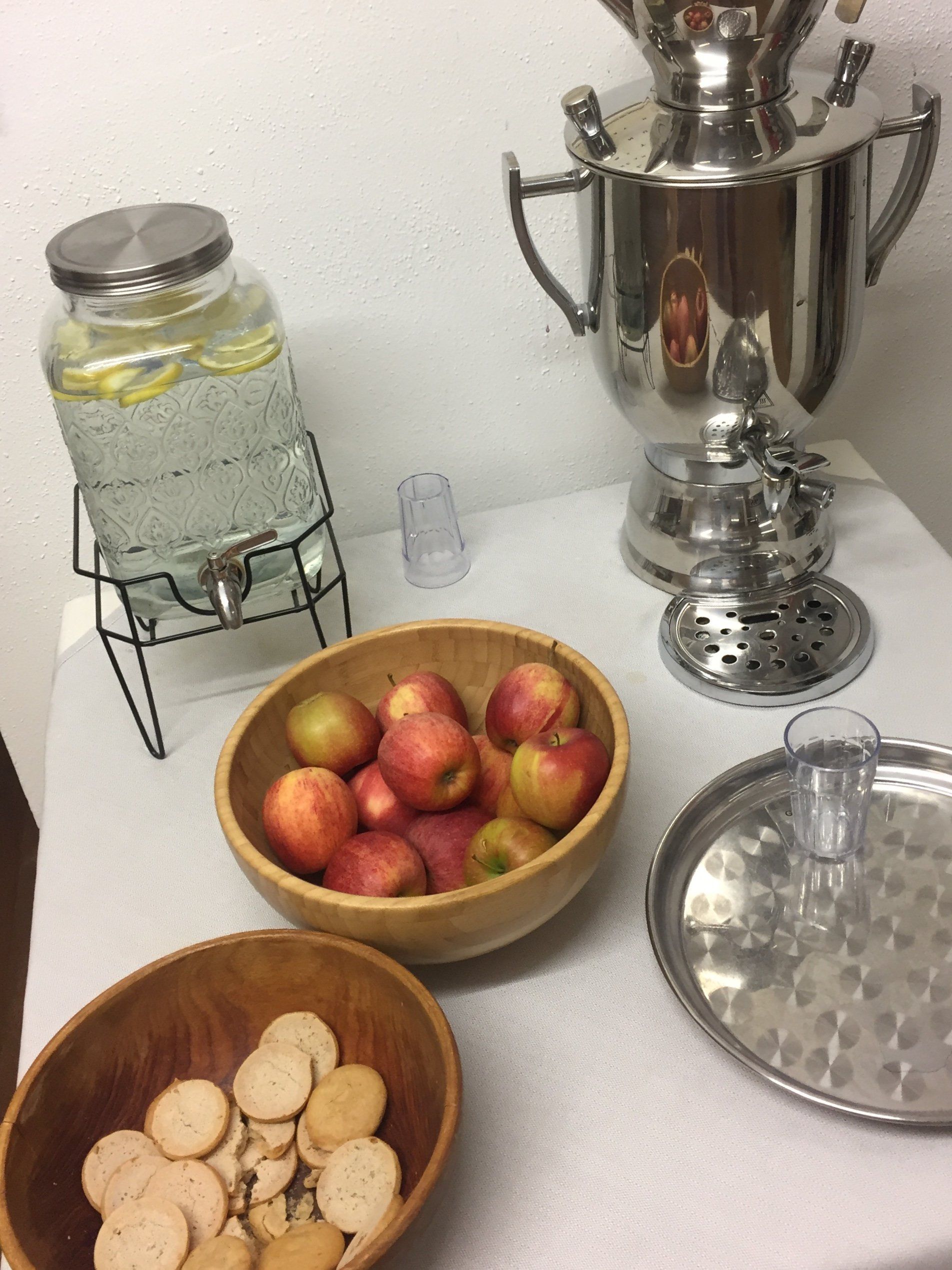 Teebar mit Obst und Snacks