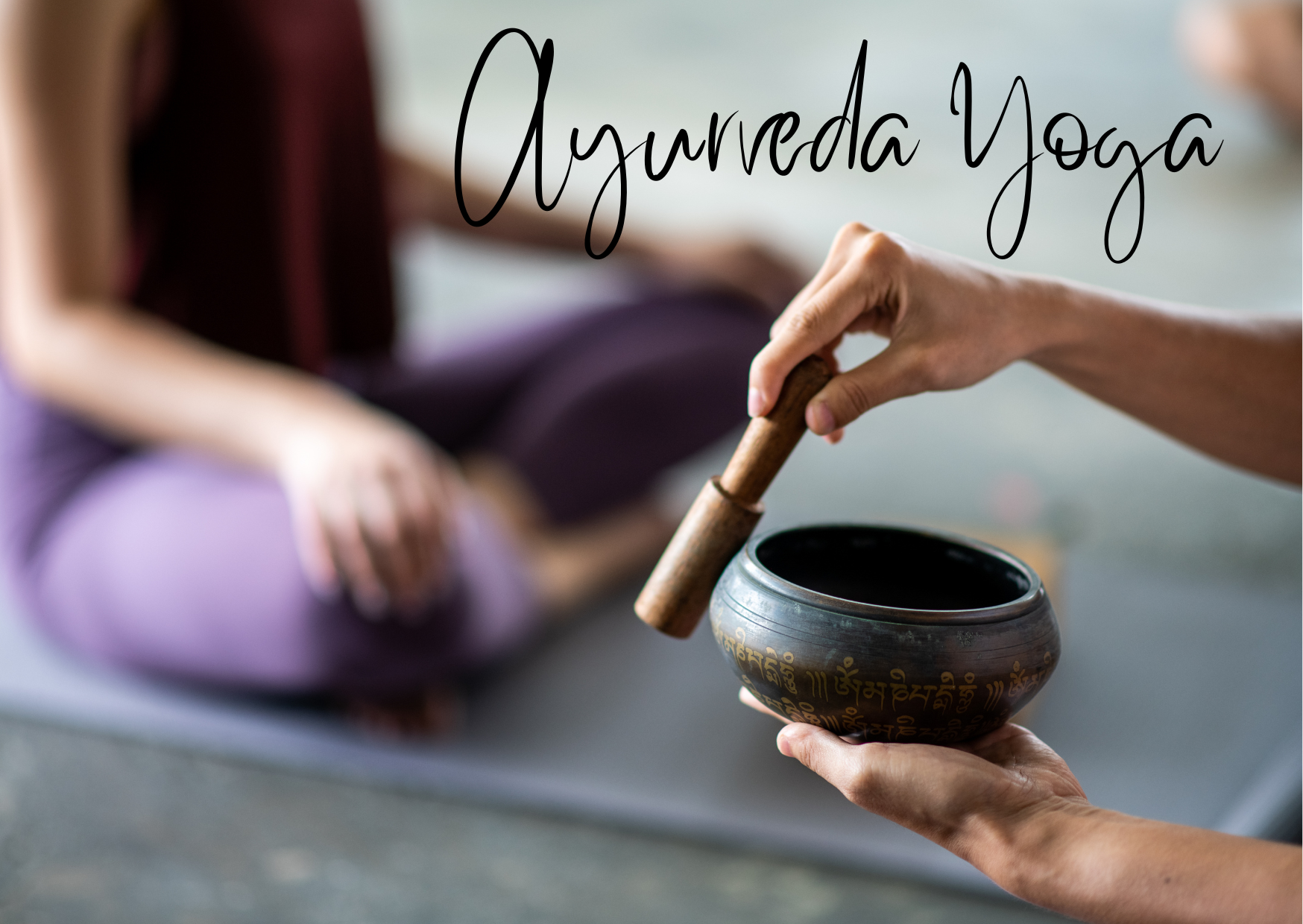 Frau auf Yogamatte und Klangschale