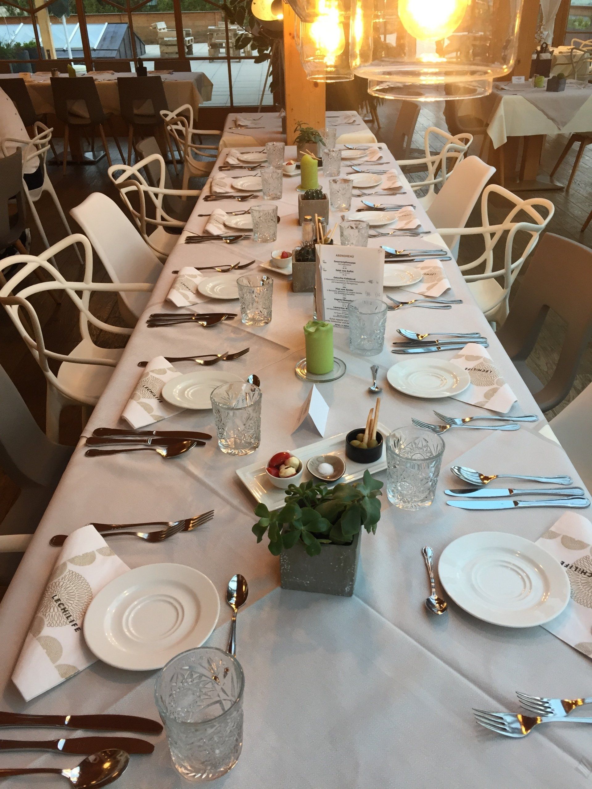 Eine gedeckte Tafel