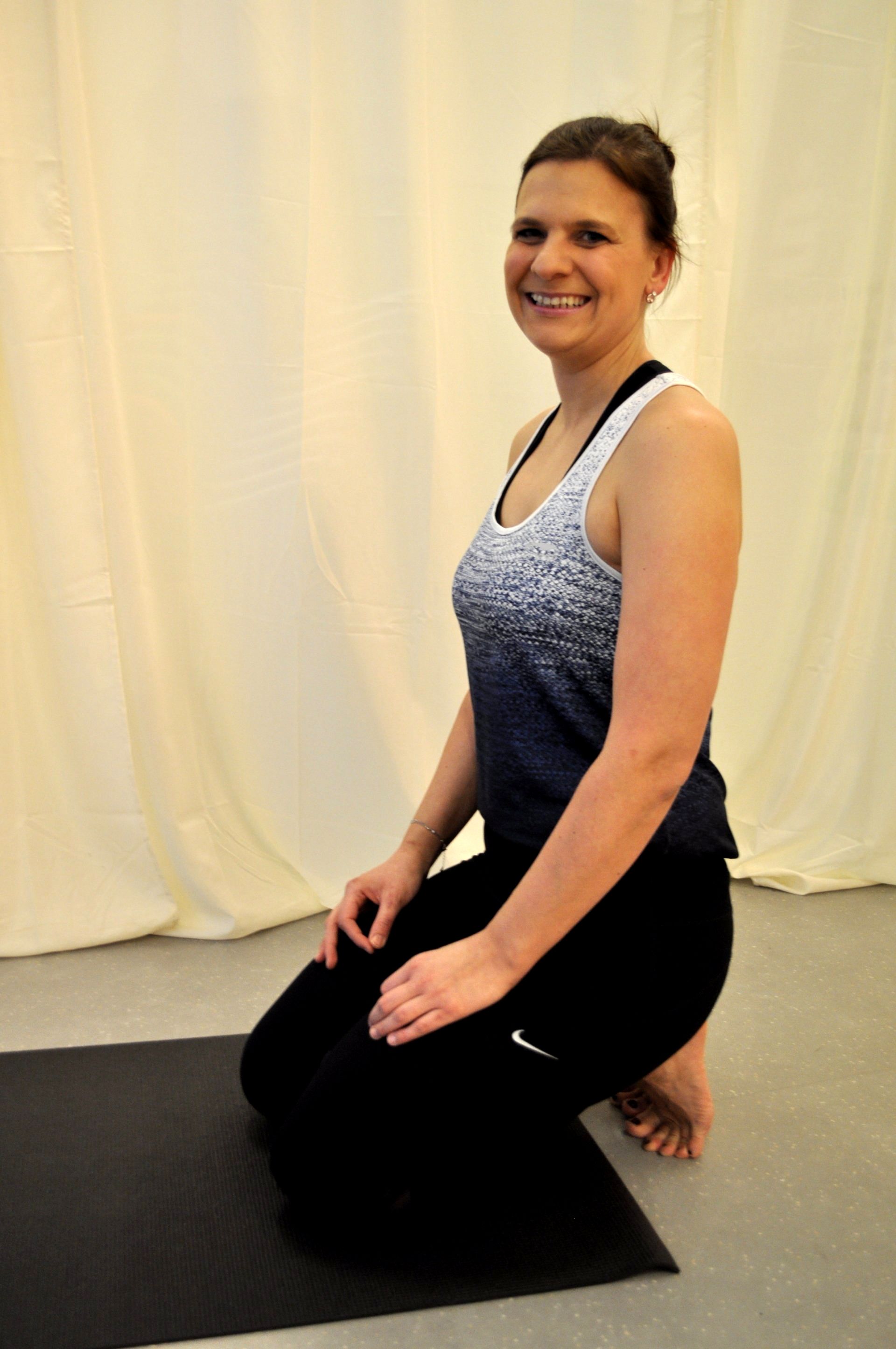 Yogalehrerin im Fersensitz