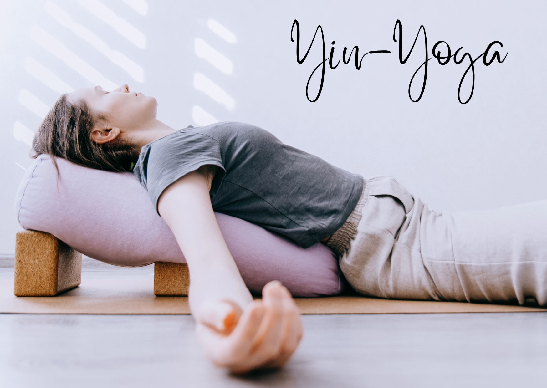Frau auf Yogabolster