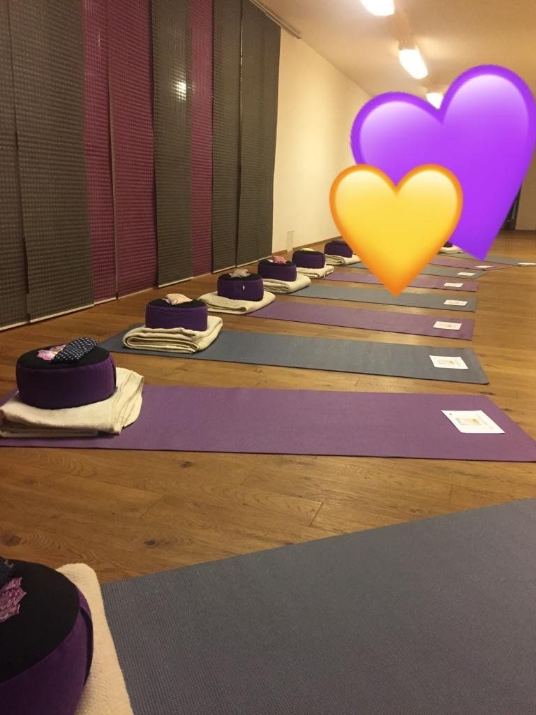 Yogaraum mit ausgebreiteten Yogamatten