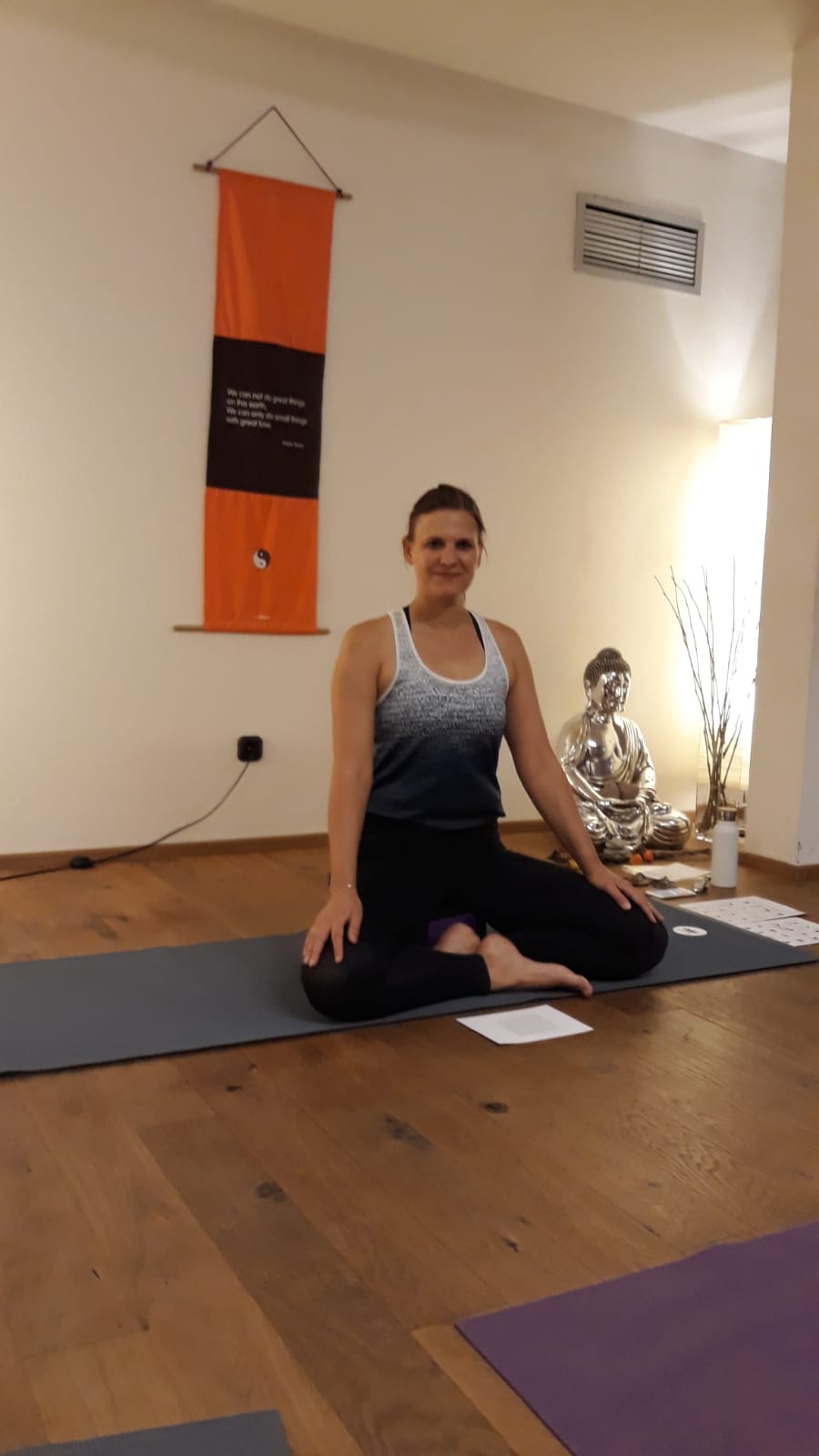 Yogalehrerin im Schneidersitz