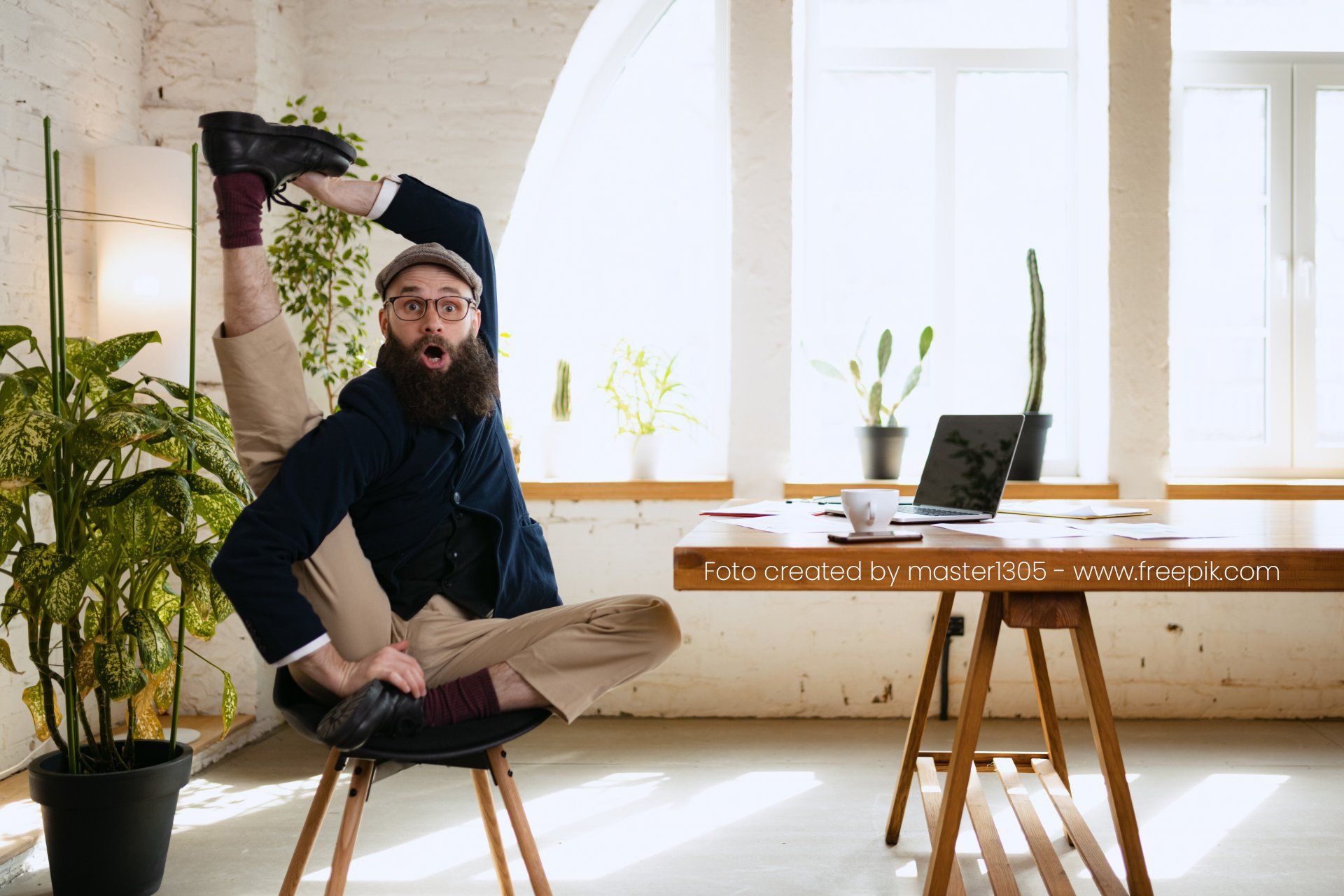 Mann am Schreibtisch in Yogapose
