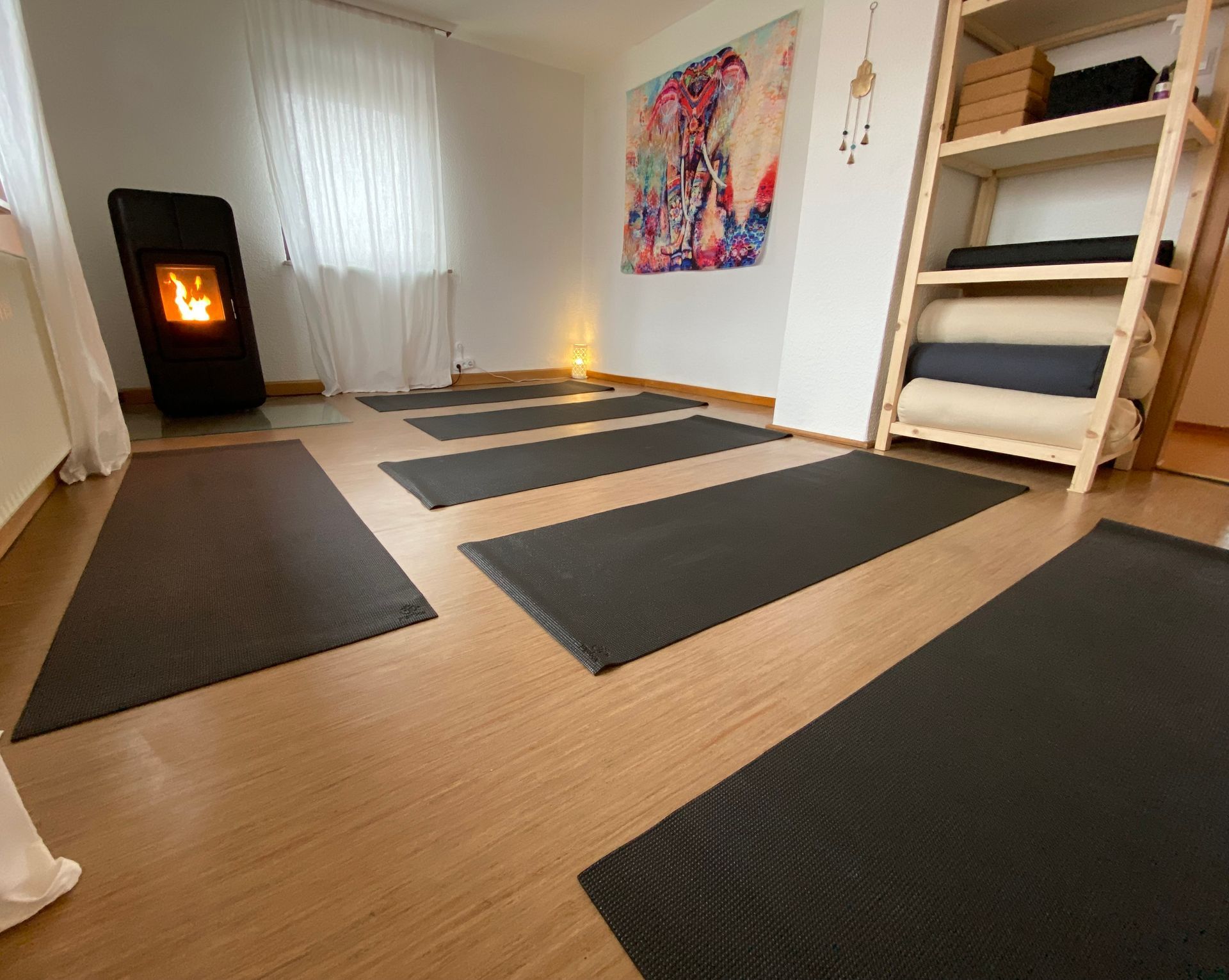 Yogaraum mit Yogamatten