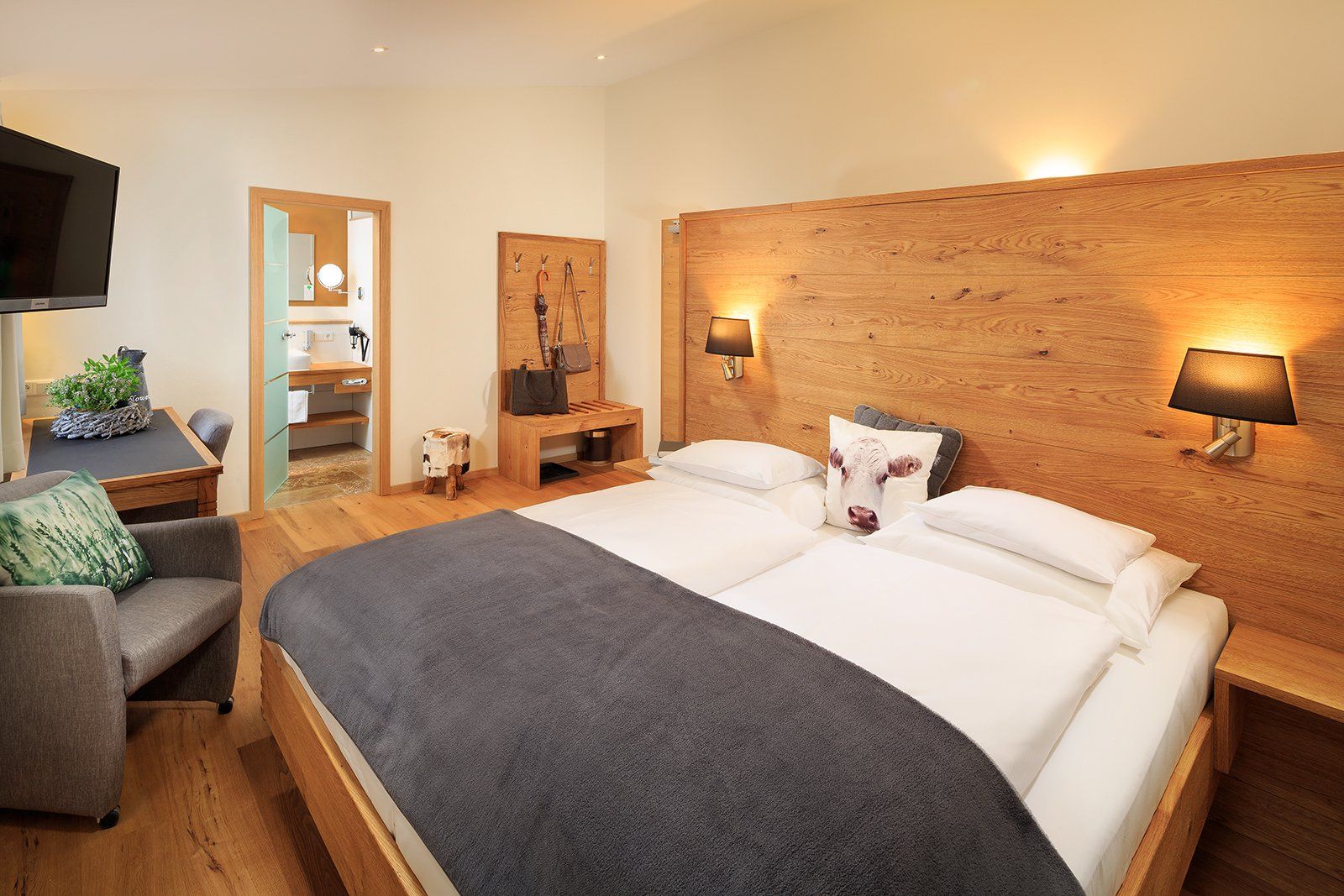 Doppelbett im Hotelzimmer