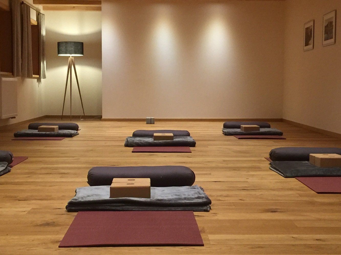 Yogaraum mit ausgebreiteten Yogamatten