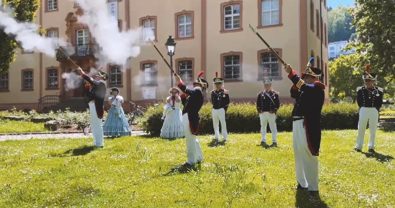 Die Wehr gibt Salutschüsse ab